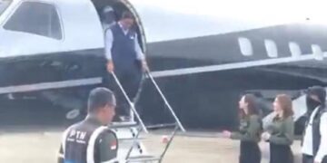 Anies Naik Private Jet ke Padang, Terduga Pemiliknya Pernah Sebut 'Sumbar Provinsi Dajal' 8 Anies Baswedan turun dari private jet saat kunungan ke Padang.