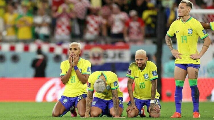 Piala Dunia 2022: Brasil Menangis, Kroasia Melenggang ke Semifinal 1 Para pemain Brasil lesu usai dikalahkan Kroasia lewat adu penalti di perempat final Piala Dunia 2022.