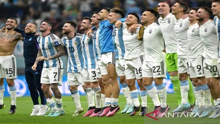 Para pemain Argentina merayakan kemenangan 3-0 atas Kroasia dalam pertandingan semifinal Piala Dunia 2022 di Lusail Stadium in Lusail, Doha pada 14 Desember 2022. ANTARA/AFPJUAN MABROMATA