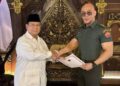 Diserahkan Prabowo, Deddy Corbuzier Kini Berpangkat Letkol Tituler TNI AD