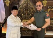 Diserahkan Prabowo, Deddy Corbuzier Kini Berpangkat Letkol Tituler TNI AD