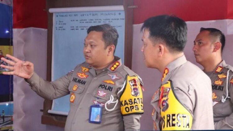 Dirlantas Polda Sumbar Pantau Pos Operasi Lilin Singgalang 2022 1 Dirlantas Polda Sumbar Kombes Hilman mengecek kesiapan Pospam