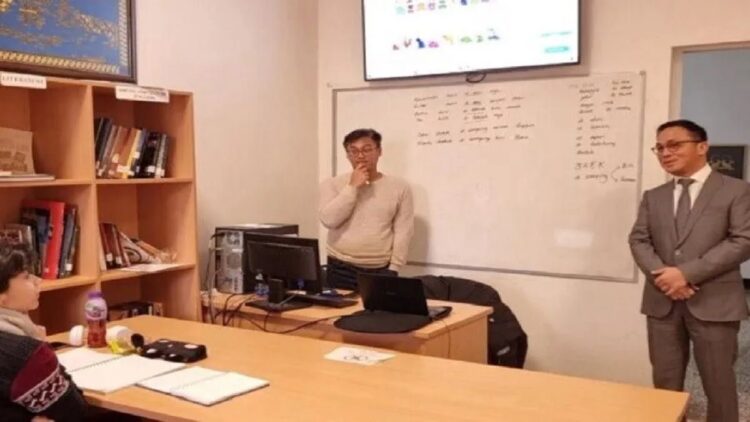 Keren! Bahasa Indonesia jadi Mata Kuliah Wajib di Universitas Sofia Bulgaria 1 Duta Besar RI untuk Bulgaria Iwan Bogananta bersama tim KBRI Sofia mengunjungi kelas Bahasa Indonesia di Universitas Sofia, Bulgaria, pada Senin (19/12/2022). ANTARA/HO-KBRI Sofia