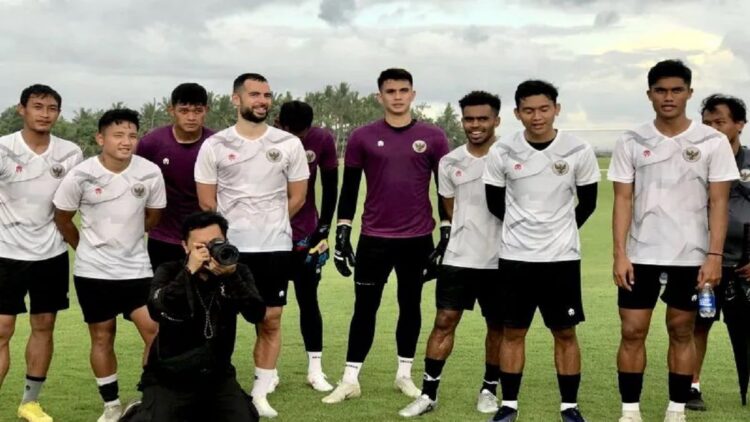 Pemain tim nasional (timnas) sepak bola senior seperti salah satunya Jordi Amat (empat kiri) berbincang singkat dengan Menteri Pemuda dan Olahraga RI Zainudin Amali pada sela-sela latihan di Training Ground Bali United, Pantai Purnama, Gianyar, Bali, Sabtu (3/12/2022). ANTARA/Genta Tenri Mawangi
