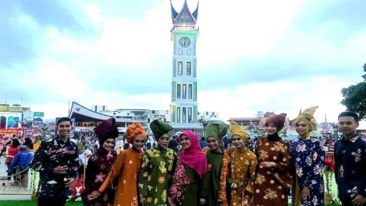 Perempuan dan Anak sedang berada di taman Jam Gadang Kota Bukittinggi. Pemkot setempat menggelar Roadshow Lindungi Perempuan dalam rangka menyambut Hari Ibu 2022. (Antara/Alfatah)