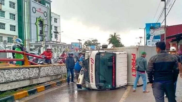 Hilang Kendali usai Hindari Kendaraan Lain, Truk Terbalik di Bukittinggi 1 Truk roda empat mengalami kecelakaan tunggal di Jalan Layang Kota Bukittinggi, tidak ada korban jiwa namun sempat membuat macet di lokasi yang menjadi jalur utama Sumbar-Riau dan Sumut. (Antara/HO-Dokumen Pribadi)