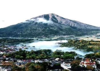 Gunung Marapi dilihat dari Kota Bukittinggi. (Antara)