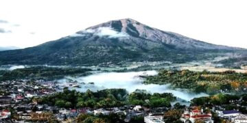 Catat! Jalur Pendakian Gunung Marapi Ditutup saat Libur Tahun Baru 7 Gunung Marapi dilihat dari Kota Bukittinggi. (Antara)