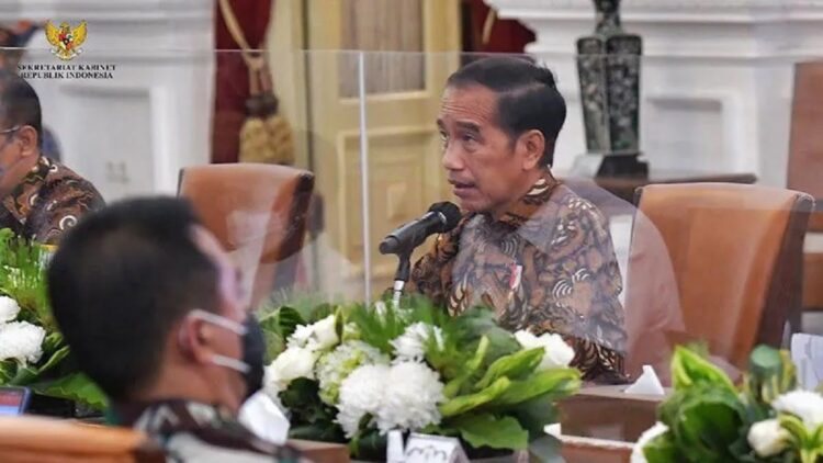 Kasus COVID-19 Turun, Pemerintah bakal Hentikan PPKM Akhir Tahun 1 Presiden Joko Widodo (Jokowi) saat memimpin Rapat Terbatas (Ratas) Evaluasi Pemberlakuan Pembatasan Kegiatan Masyarakat (PPKM) di Istana Merdeka, Jakarta, Senin (4/7/2022, 3:32 PM). ANTARA/Twitter/@setkabgoid/pri.