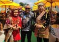 H. Zulfanovriyendi Datuak Bandaharo berpoto bersama dengan sang Istri dan Advokat Sumbar Boy London