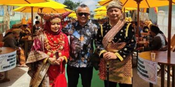 Keren! Notaris Sukses di Tangerang Ini Dilewakan jadi Datuak di Agam 8 H. Zulfanovriyendi Datuak Bandaharo berpoto bersama dengan sang Istri dan Advokat Sumbar Boy London