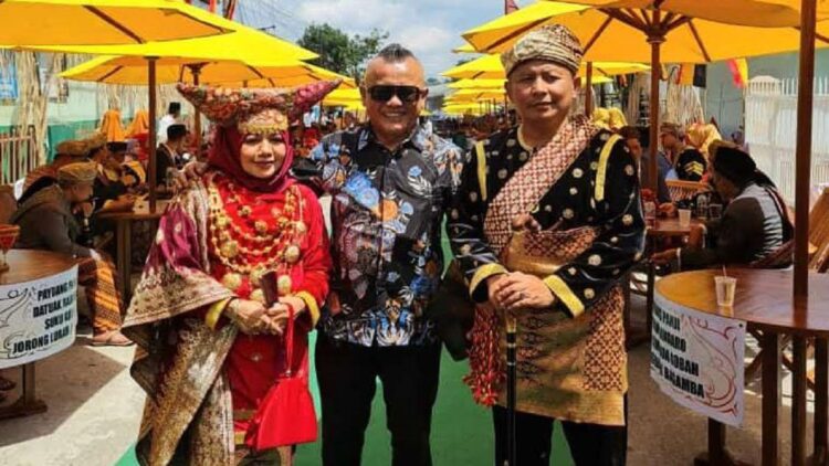 Keren! Notaris Sukses di Tangerang Ini Dilewakan jadi Datuak di Agam 1 H. Zulfanovriyendi Datuak Bandaharo berpoto bersama dengan sang Istri dan Advokat Sumbar Boy London