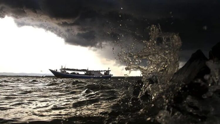 BMKG Beri Peringatan Ancaman Gelombang Tinggi di Perairan Mentawai 1 Ilustrasi - Perahu nelayan melintas ketika awan hitam menyelimuti kawasan Teluk Kendari, Sulawesi Tenggara. ANTARA FOTO/Ekho Ardiyanto/nz/aa. (ANTARAFOTO/EKHO ARDIYANTO)