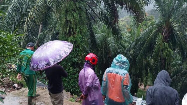 Sejumlah warga melihat satu unit rumah yang ambruk akibat banjir di Limpato Kajai Kecamatan Talamau Kabupaten Pasaman Barat, Kamis. (Antara/Kecamatan Talamau).