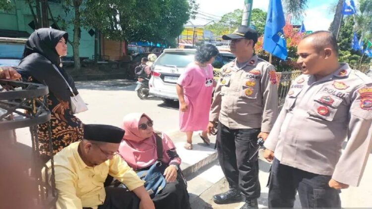 Aksi Jambret terhadap Sepasang Suami Istri di Solok Digagalkan Polisi 1 Personel Sat Binmas Polres Solok Kota berhasil gagalkan aksi penjambretan di Pasar Raya Solok (ANTARA/HO-Dokumen Pribadi)