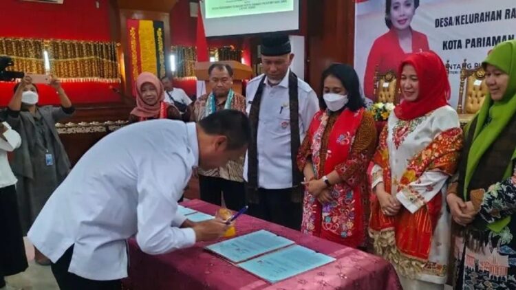 Menteri Pemberdayaan Perempuan Perlindungan Anak (Menteri PPPA) RI Gusti Ayu Bintang Darmawati menyaksikan penandatanganan komitmen dari Wali Kota Pariaman, Sumbar Genius Umar saat peluncuran seluruh desa dan kelurahan di daerah itu Ramah Perempuan dan Peduli Anak. ANTARA/Aadiaat M. S