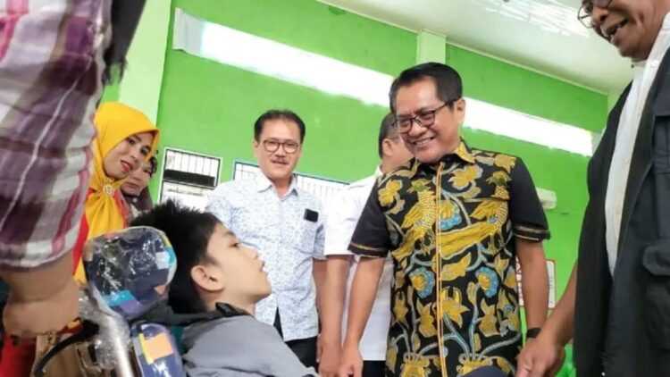 Kementerian Sosial menyerahkan bantuan kursi roda kepada warga berkebutuhan khusus di Pariaman, Rabu (7/12/2022). (ANTARA/Aadiaat M.S)