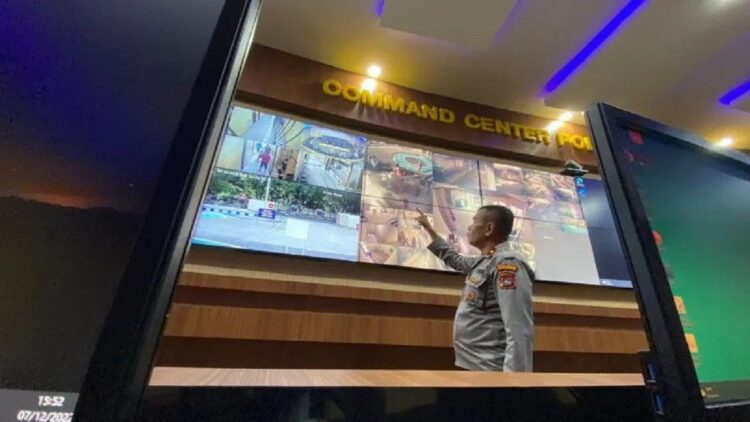 Pasca Aksi Bom Bunuh Diri di Bandung, Polres Payakumbuh Tingkatkan Pengamanan 1 Wakapolres Payakumbuh Kompol Russirwan saat memantau Command Center yang dapat digunakan untuk memantau situasi di markas komando Polres tersebut. (Antara/Akmal Saputra)