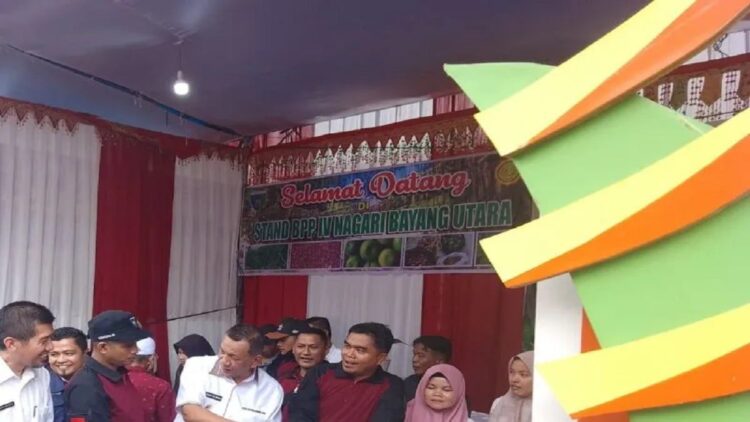 Bupati Rusma Yul Anwar didampingi Kepala Dinas Pertanian (kiri tengah) dan Asisten II Yozki Wandri ketika meninjau salah satu stand Jambore Pertanian. (ANTARA)