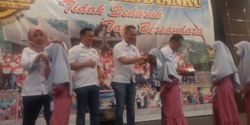 Peringati 25 Tahun Pengabdian, Alumni DSD-SDS 97/98 Polda Sumbar Bagi-bagi Sembako