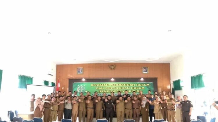 Agar tak Melanggar Hukum, Kejari Pasbar Berikan Penyuluhan Tipikor ke PPK 1 Kejaksaan Negeri Pasaman Barat berfoto bersama dengan para Pejabat Pembuat Komitmen (PPK) Pemkab Pasbar usai melakukan penyuluhan hukum tentang Tipikor, Senin (Antara/Altas Maulana).