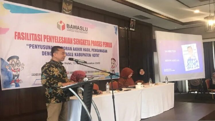 Komisioner Bawaslu Sumbar Benny Azis saat memberikan penyampaian Bimtek di Bukittinggi (Antara/Alfatah)