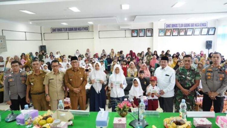 Baznas Kota Padang menyerahkan bantuan beasiswa untuk siswa SD dan SMP. (Istimewa)