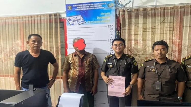 Diduga Korupsi Rp5,79 M, Kejari Pessel Tetapkan Ketua Koperasi Sukali Tersangka 1 Kejaksaan Negeri Pesisir Selatan, Sumatera Barat (Sumbar) menetapkan Ketua Koperasi Sawit Sulali berinisial M sebagai tersangka, Senin (12/12). (ANTARA/HO-KEJARIPESSEL)