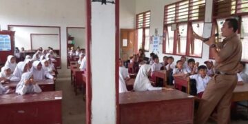 Dalam Rangka Mitigasi, Ratusan Siswa-Guru di Pasbar Dilatih Simulasi Gempa 8 Dalam Rangka Mitigasi, Ratusan Siswa-Guru di Pasbar Dilatih Simulasi Gempa