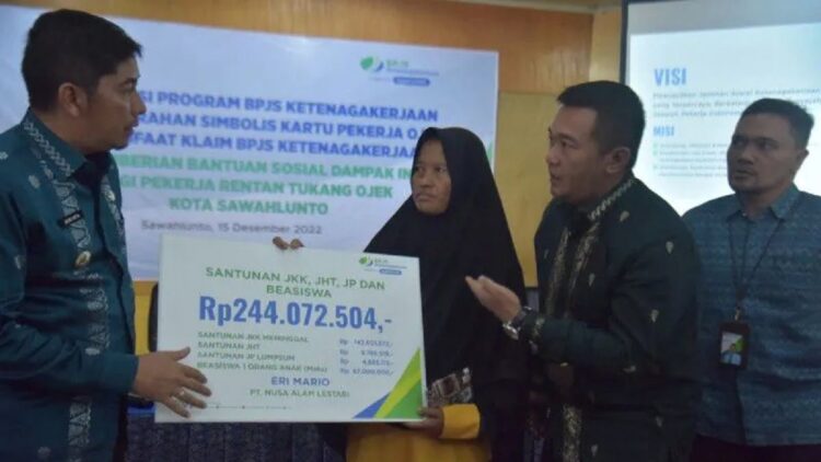 Wali Kota Sawahlunto dan jajaran BPJS Ketenagakerjaan menyerahkan santunan JKM kepada salah satu keluarga korban meninggal dalam ledakan tambang di Sawahlunto. (Antarasumbar/Yudha Ahada)