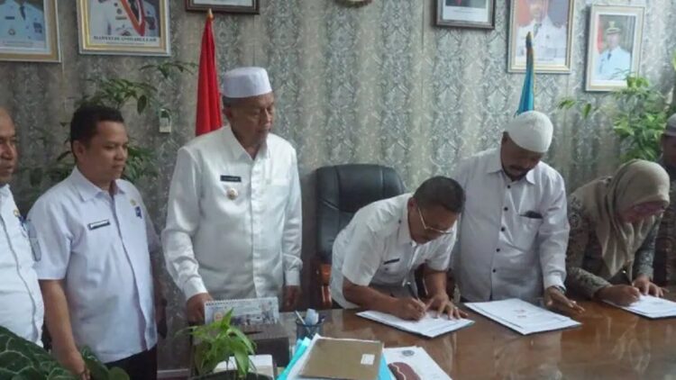 Pemerintah Kabupaten Pasaman Barat menandatangani kerja sama atau Memorandum of Understanding (MoU) dengan Badan Penyelenggara Jaminan Sosial (BPJS) Cabang Bukittinggi untuk pengobatan gratis bagi warga daerah itu mulai 1 Januari 2023. (Antara/Altas Maulana).