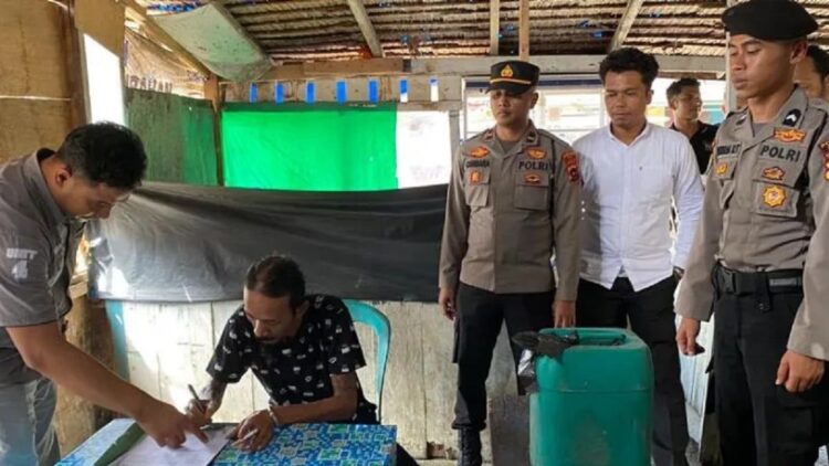 53 Liter Tuak Disita Polisi di Agam saat Razia jelang Nataru 1 Pemilik warung minum sedang membuat surat pernyataan. (Dok Humas Polres Agam)