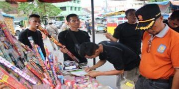 Jaga Trantibum saat Pergantian Tahun, Ratusan Petasan Disita dari Pasar Raya Padang 8 Jaga Trantibum saat Pergantian Tahun, Ratusan Petasan Disita dari Pasar Raya Padang
