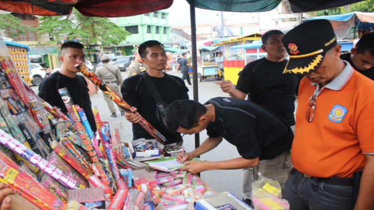 Jaga Trantibum saat Pergantian Tahun, Ratusan Petasan Disita dari Pasar Raya Padang 1 Satpol PP Padang menyita ratusan petasan saat melakukan razia dari sejumlah pedagang. (Istimewa)