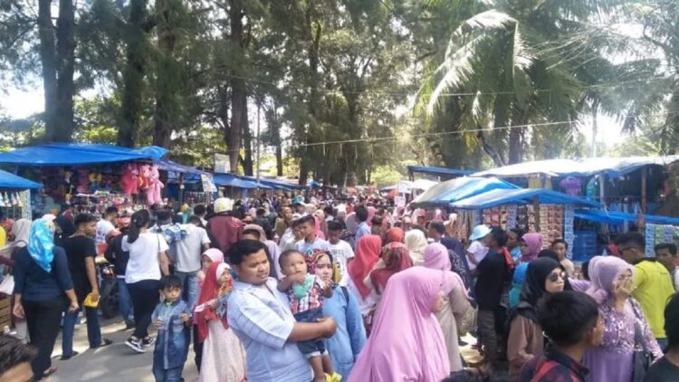 Ilustrasi - Wisatawan memadati objek wisata Pantai Gandoriah, Kota Pariaman, Sumatera Barat. ANTARA/Aadiaat M. S.