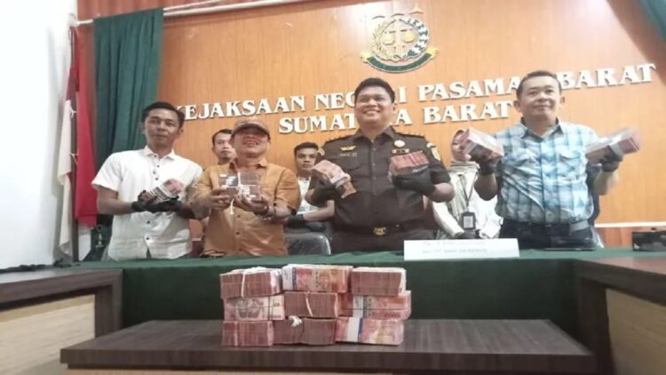 Ungkap Kasus Korupsi Besar, Kejari Pasbar Selamatkan Uang Negara Rp5,7 M 1 Kejaksaan Negeri Pasbar saat menerima pengembalian uang dari hasil suap gratifikasi pembangunan RSUD tahun anggaran 2018-2020 beberapa waktu lalu. (Antara/Altas Maulana).
