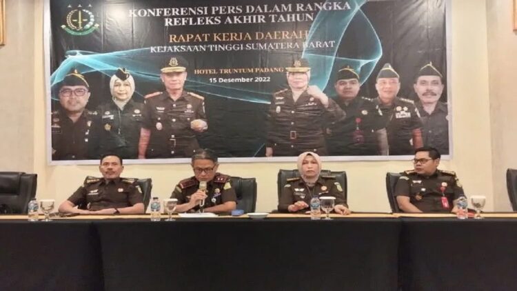 Tengah Disidik, Kejati Sumbar Fokus Tuntaskan Empat Proyek Terindikasi Korupsi Ini 1 Kepala Kejaksaan Tinggi Sumbar Yusron (tengah), didampingi sejumlah pejabat Kejati Sumbat saat memberikan keterangan pers di Padang, Kamis (15/12). ANTARA/FathulAbdi