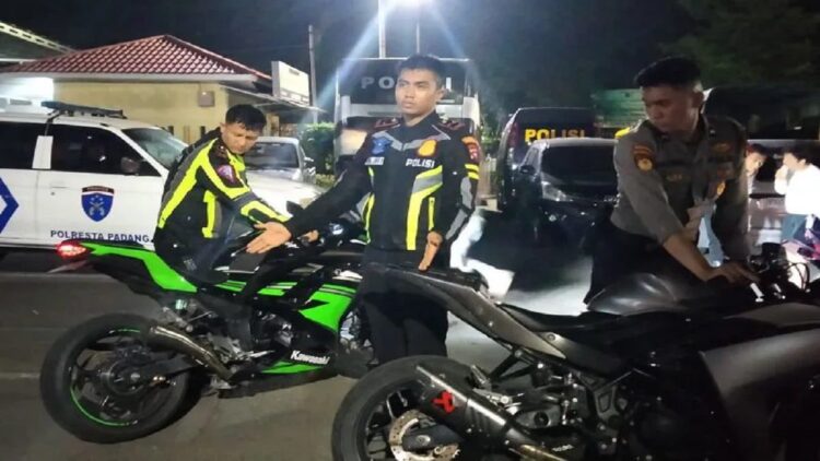 Polisi menindak kendaraan dalam razia yang digelar pada Senin (26/12) malam. (Istimewa)