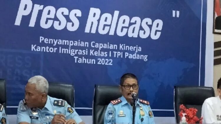 Pelaksana tugas Kepala Imigrasi Padang Ezardy Samsoe saat memberikan keterangan pers di Padang, Rabu (28/12). (ANTARA/Fathul Abdi)