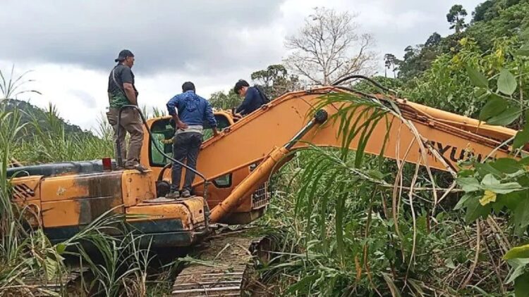 Petugas dari Polda Sumbar dan Satreskrim Polres Pasaman Barat saat menemukan alat berat ekskavator di lokasi tambang emas ilegal di Jorong Tombang, Kecamatan Talamau dalam rangka menindaklanjuti laporan masyarakat terkait maraknya tambang emas ilegal di daerah itu, Rabu (28/12). (Antara/Altas Maulana)