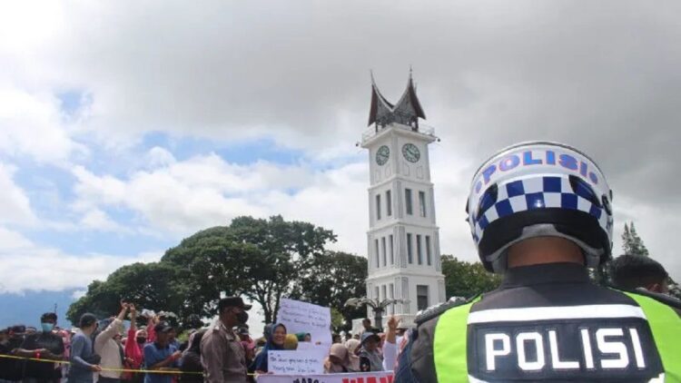 Aparat Kepolisian di Jam Gadang Kota Bukittinggi (Antara/Al Fatah)