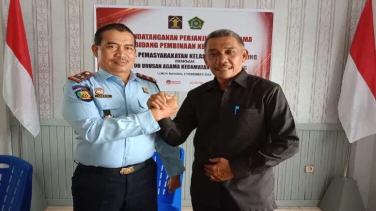 Untuk Ketahanan Pangan, Lapas Lubukbasung Kembangkan Kebun Jagung 10 Hektare 1 Kepala Lapas Kelas IIB Lubukbasung, Suroto (kiri). Dok Antara/Yusrizal