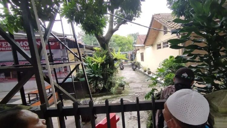 Polisi menjaga pagar belakang Kantor Polsek Astanaanyar, Kota Bandung, Jawa Barat, Rabu (7/12/2022). ANTARA/Bagus Ahmad Rizaldi