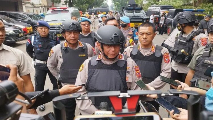 Kapolda Jawa Barat Irjen Pol Suntana saat memberikan keterangan di sekitar Polsek Astanaanyar, Kota Bandung, Jawa Barat, Rabu (7/12/2022). (ANTARA/Bagus Ahmad Rizaldi)