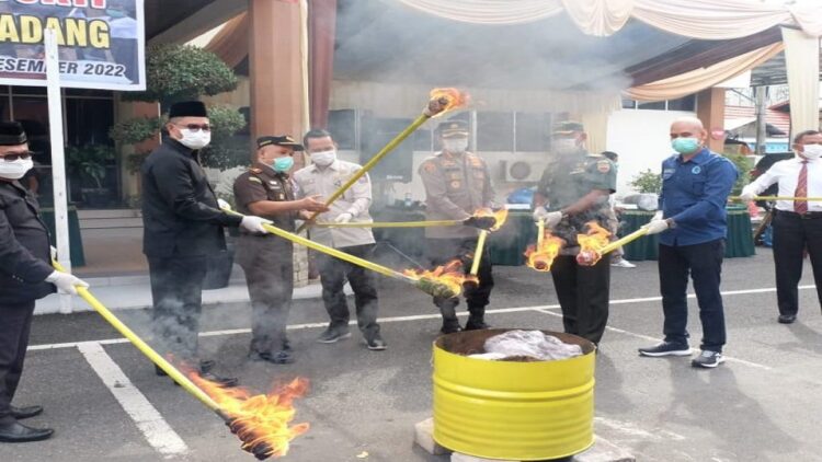 Kejari Padang Musnahkan 50 Kg Ganja dan 300 Gram Sabu BB Perkara Inkracht 1 Kejaksaan Negeri (Kejari) Padang melakukan pemusnahan barang bukti yang telah inkracht perkaranya di Pengadilan. (ANTARA)