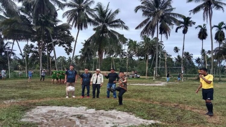 Wali Nagari Garagahan, Darmalion didampingi Ketua Harian KONI Agam Asrial menendang bola pertama bertanda dimulainya turnamen itu, Rabu (14/12). (Antara/Yusrizal)