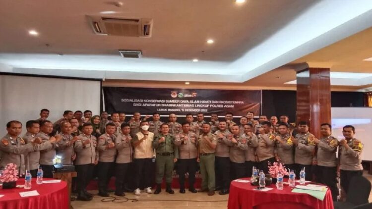 Tangani Konflik Satwa Liar, BKSDA Sumbar Libatkan Bhabinkamtibmas Polres Agam 1 Kepala BKSDA Sumbar Ardi Andono bersama dengan Bhabinkamtibmas Polres Agam di Hotel Sakura Syariah Lubukbasung, Senin (19/12). Dok Antara/Yusrizal