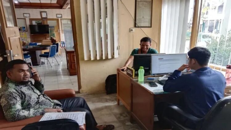 Pelaku usaha sedang menguris izin di Dinas Penanaman Modal Pelayanan Terpadu Satu Pintu dan Ketenagakerjaan Agam. Dok Antara/Yusrizal