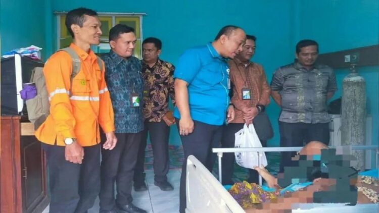 Kepala BPJS Ketenagakerjaan Kantor Wilayah Sumbarriau Eko Yuyulianda didampingi Kepala Kantor BPJAMSOSTEK Cabang Solok Maulana Anshari Siregar mengunjungi korban selamat ledakan tambang PT NAL di RSUD Sawahlunto. Antara/HO/BPJAMSOSTEK