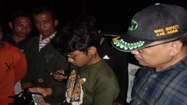 Wakil Bupati Agam Irwan Fikri sedang melihat penggunaan teknologi drone thermal DJI Mavic 2 Enterprise milik Yayasan Sintas Indonesia, Jumat (23/12) malam. (Antara/Yusrizal)